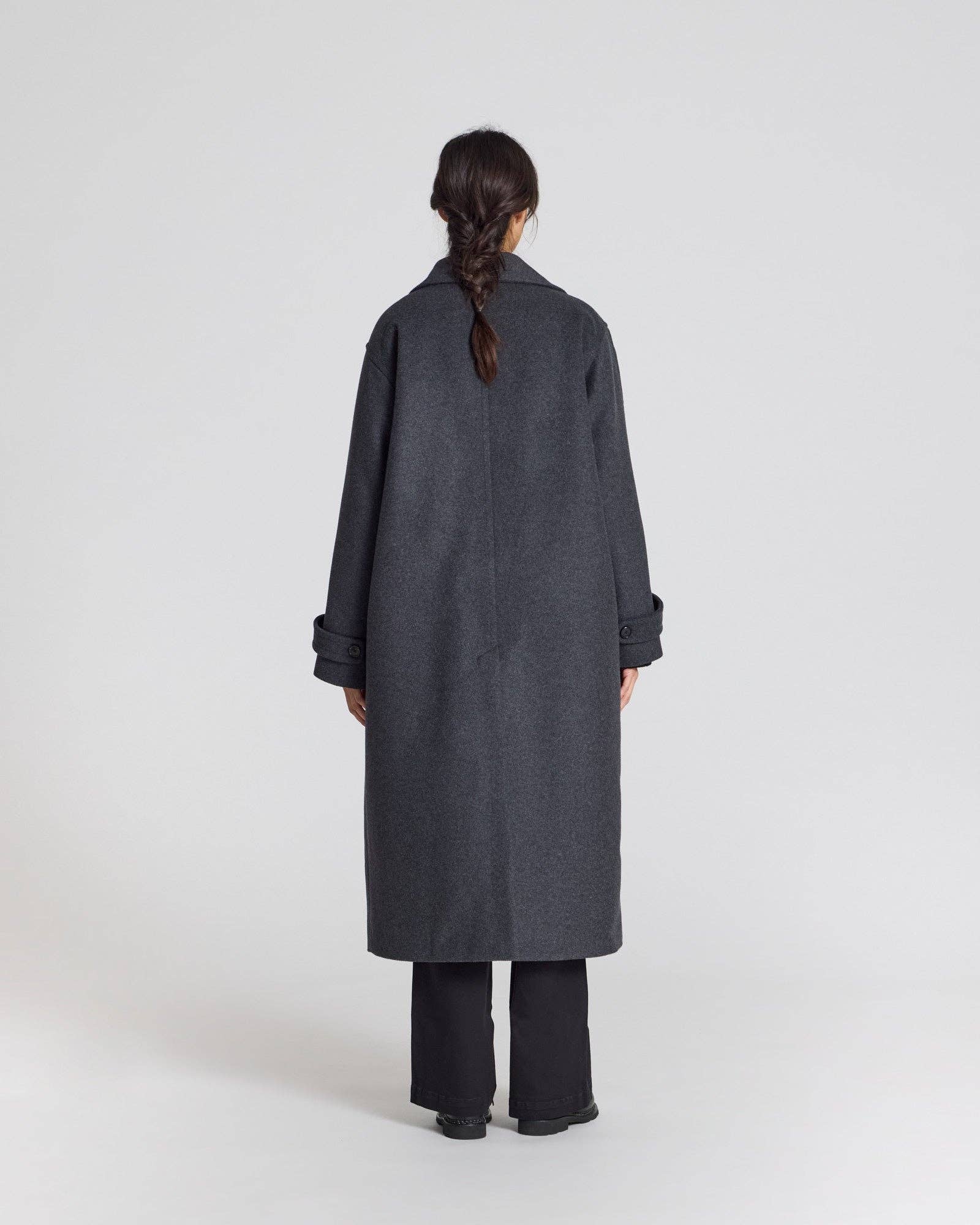 Cappotto lungo oversize Tove in lana riciclata grigio scuro mélange