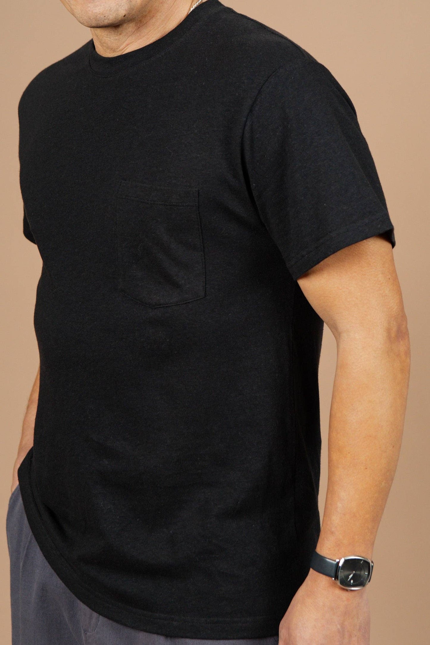 T-shirt con taschino in canapa biologica nero lavato