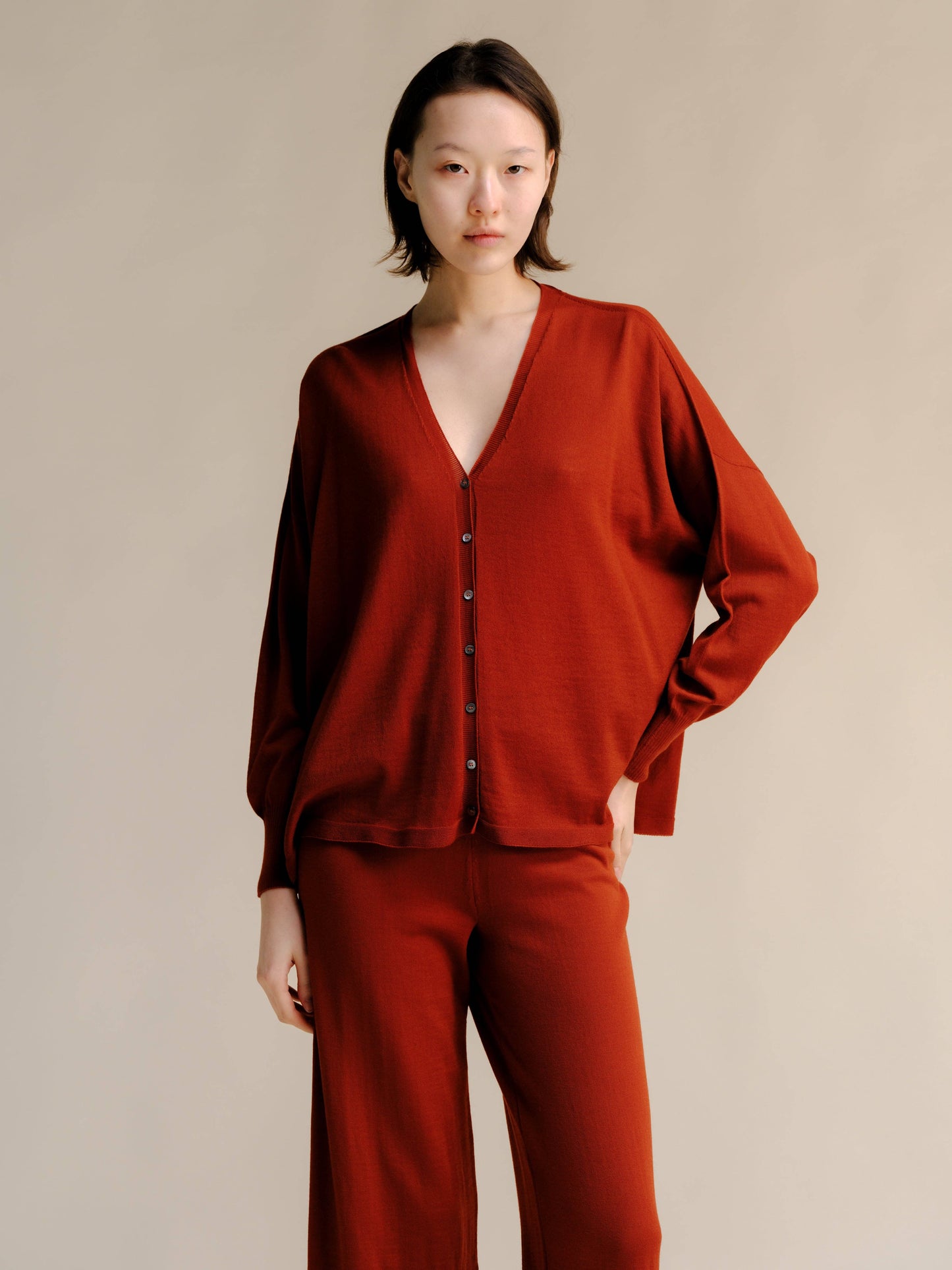 Cardigan oversize in lana merino extrafine con scollo a V