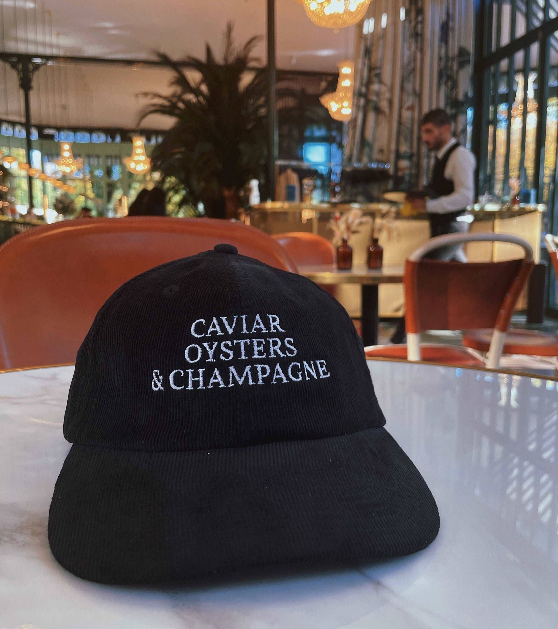 Cappellino in velluto a coste con ricamo “Caviar Oysters & Champagne”