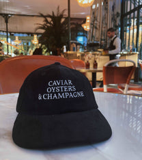 Cappellino in velluto a coste con ricamo “Caviar Oysters & Champagne”