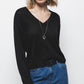 Maglione in maglia rasata con scollo a V e dettagli metallici