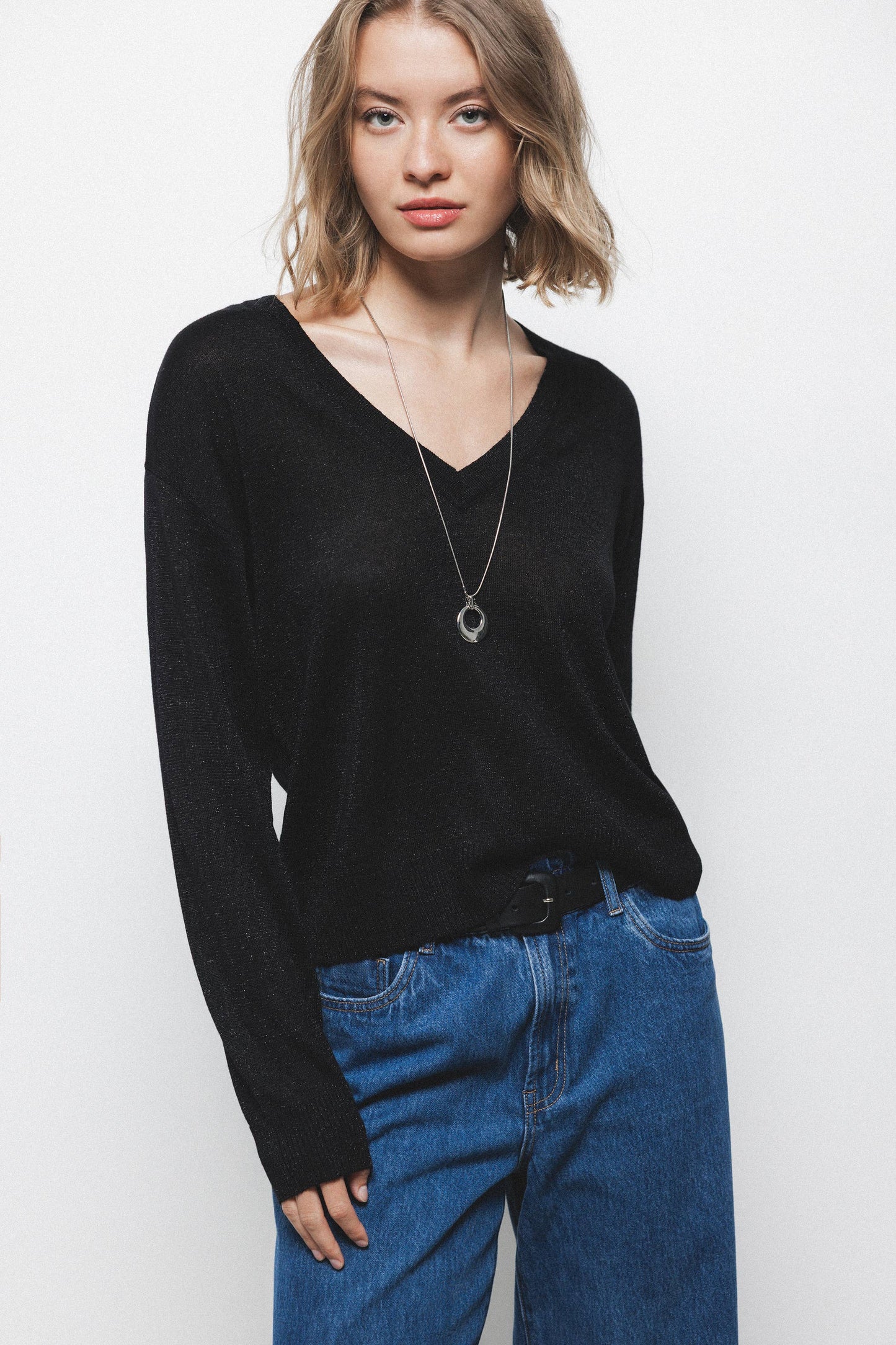 Maglione in maglia rasata con scollo a V e dettagli metallici