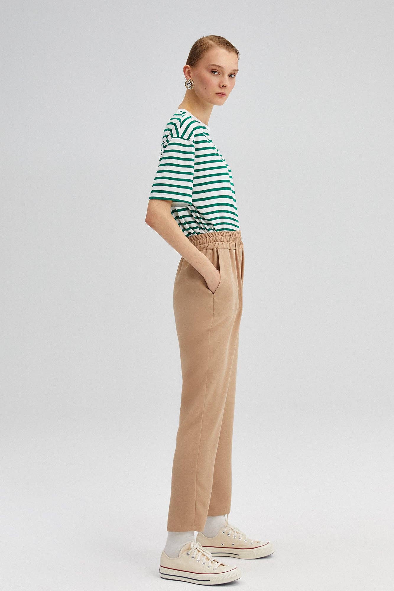 Pantaloni in crepe beige a vita elastica