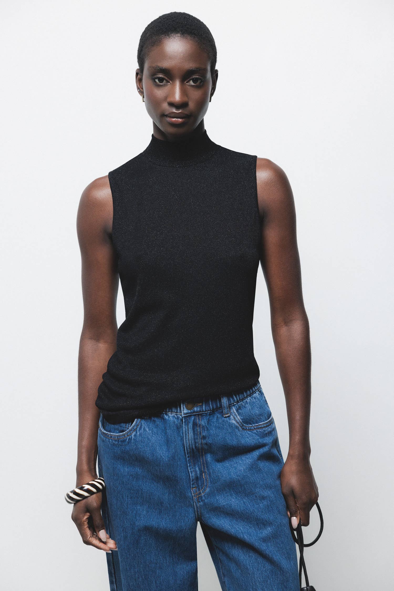 Top a collo alto con dettagli metallici