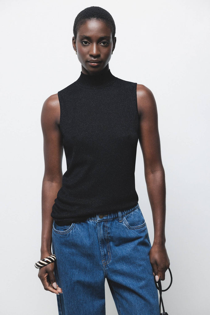 Top a collo alto con dettagli metallici