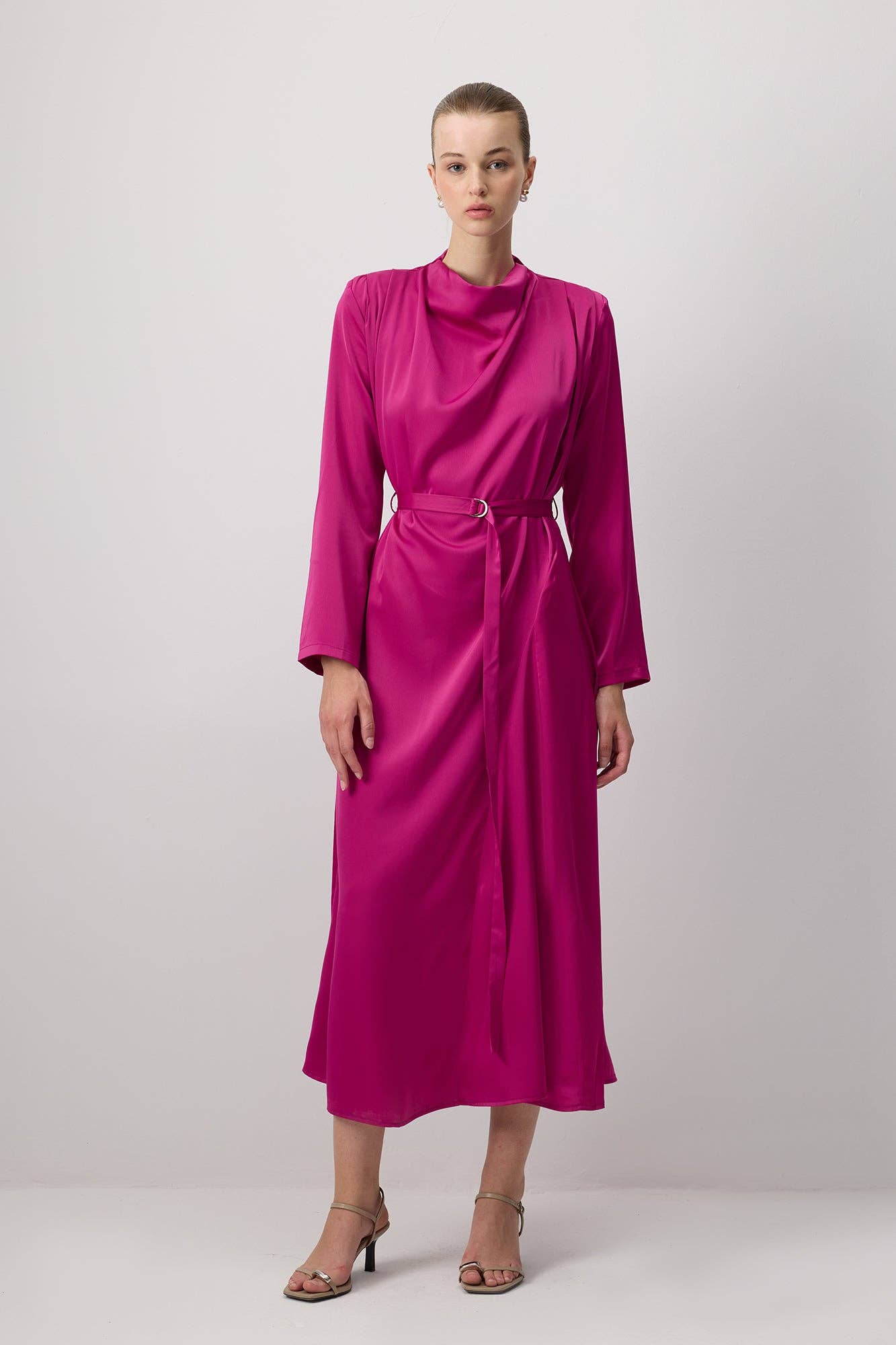 Abito lungo in satin con collo drappeggiato e cintura