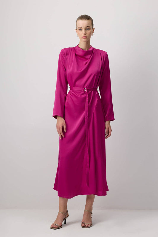 Abito lungo in satin con collo drappeggiato e cintura