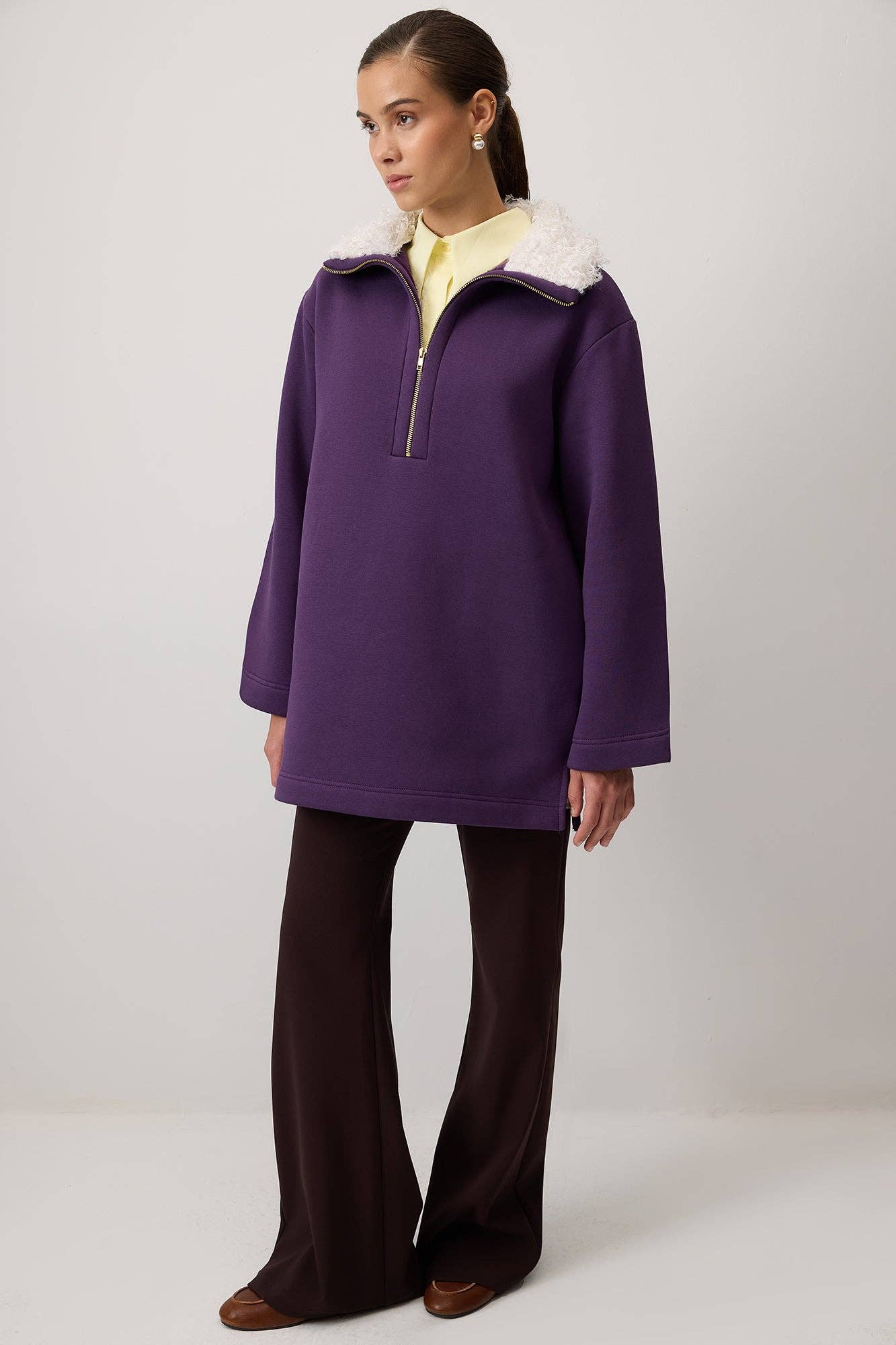 Felpa oversize viola con colletto in pelliccia sintetica