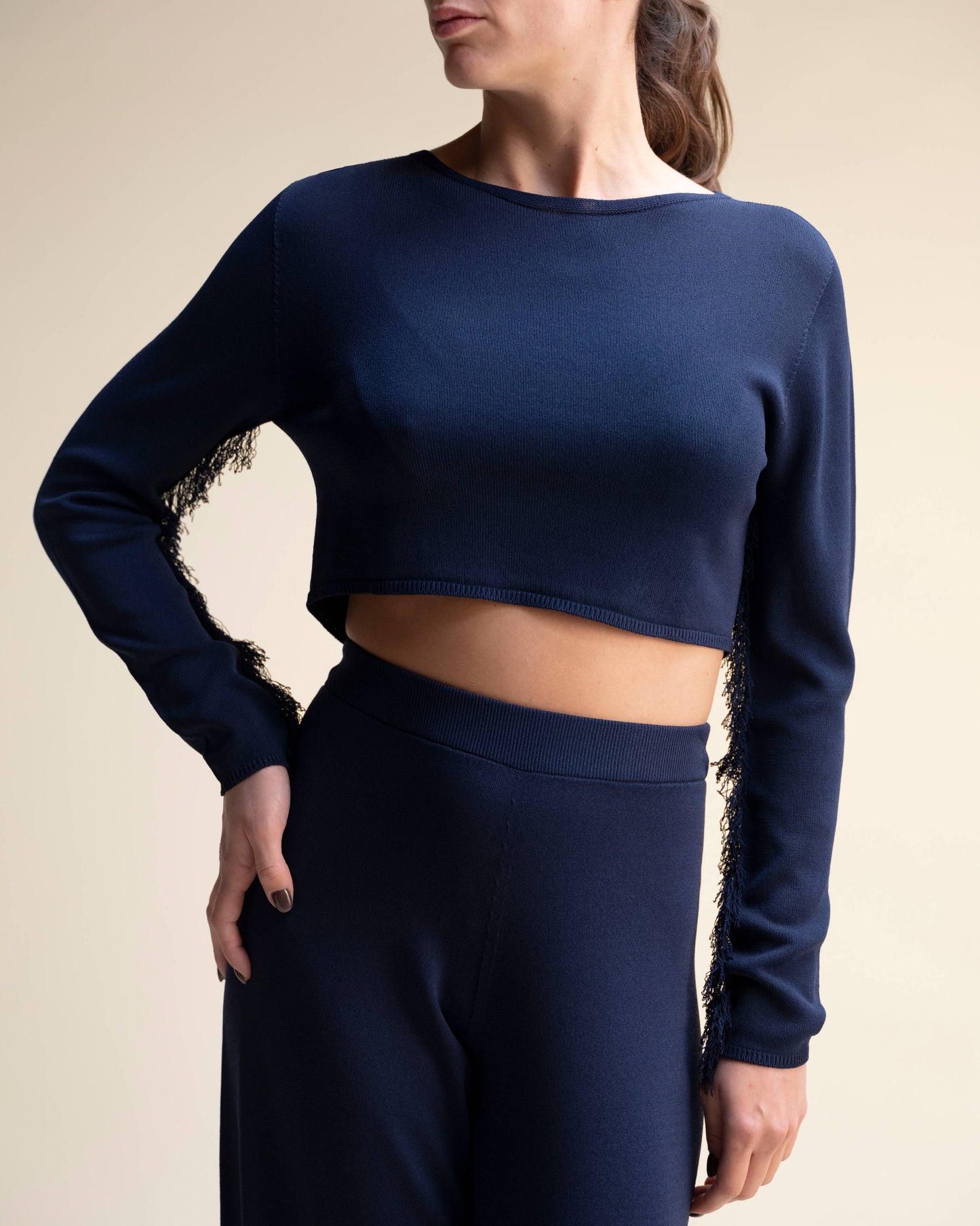 Top corto in maglia con frange sulle maniche