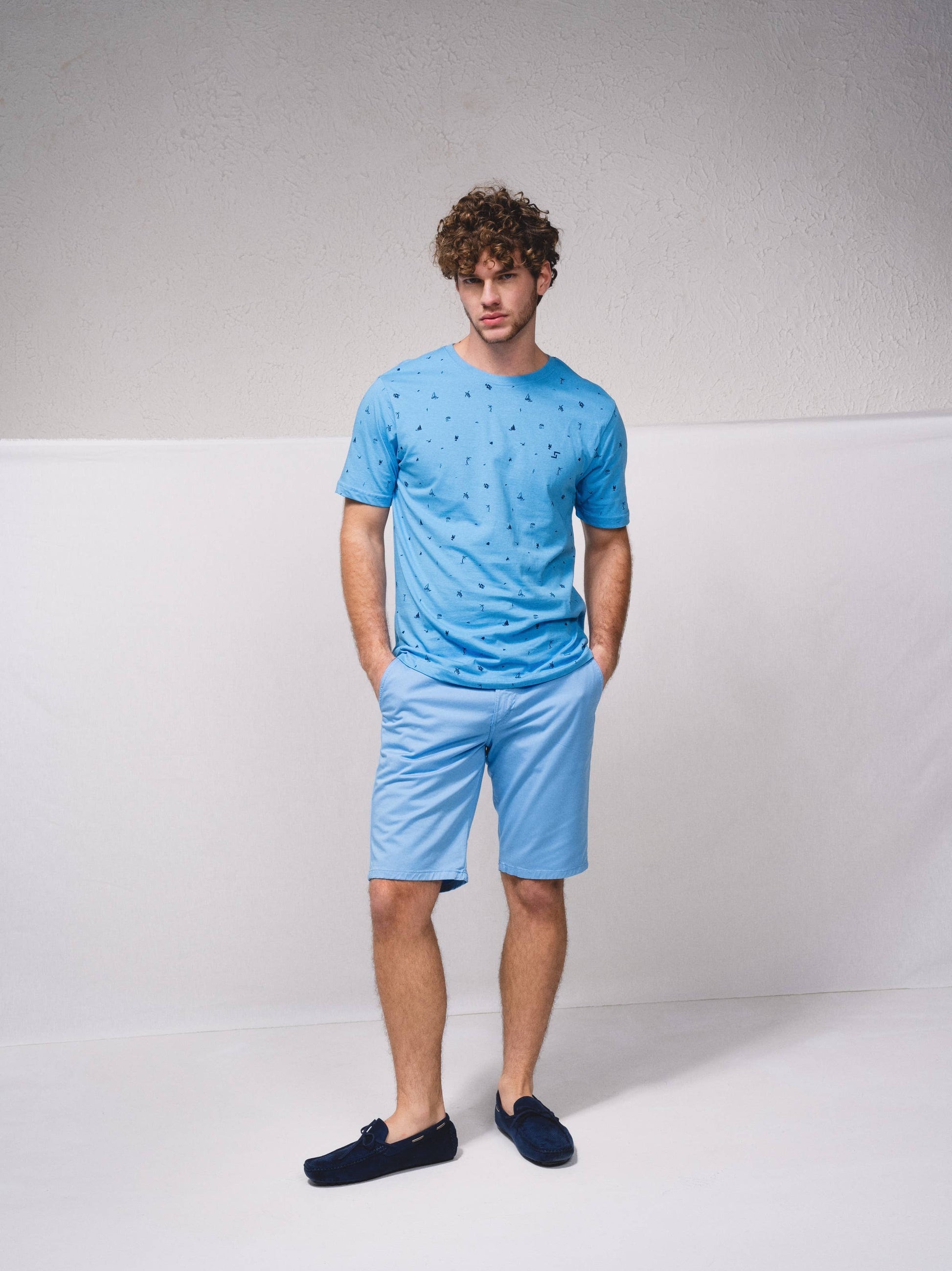T-shirt basic in cotone con micro stampa e logo ricamato