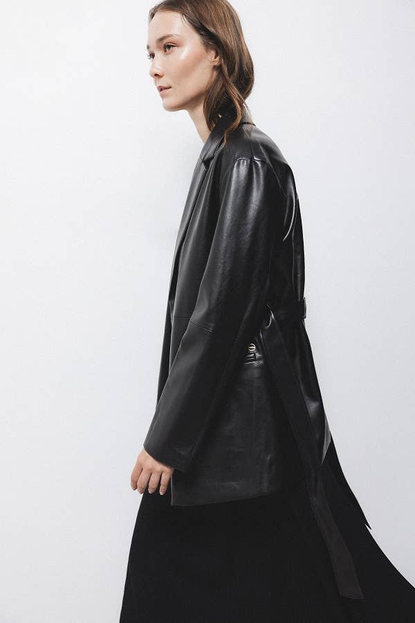 Cappotto in ecopelle con cintura