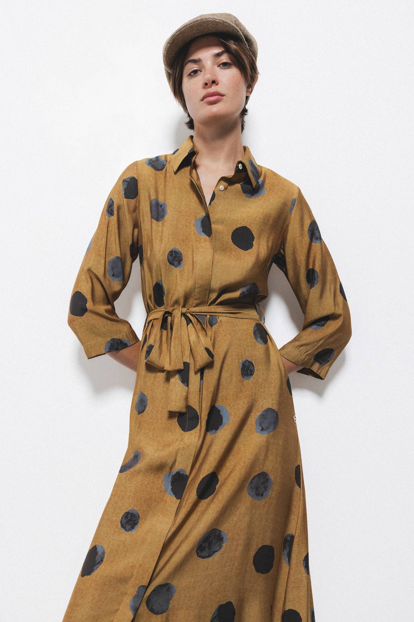 Abito chemisier a pois con cintura