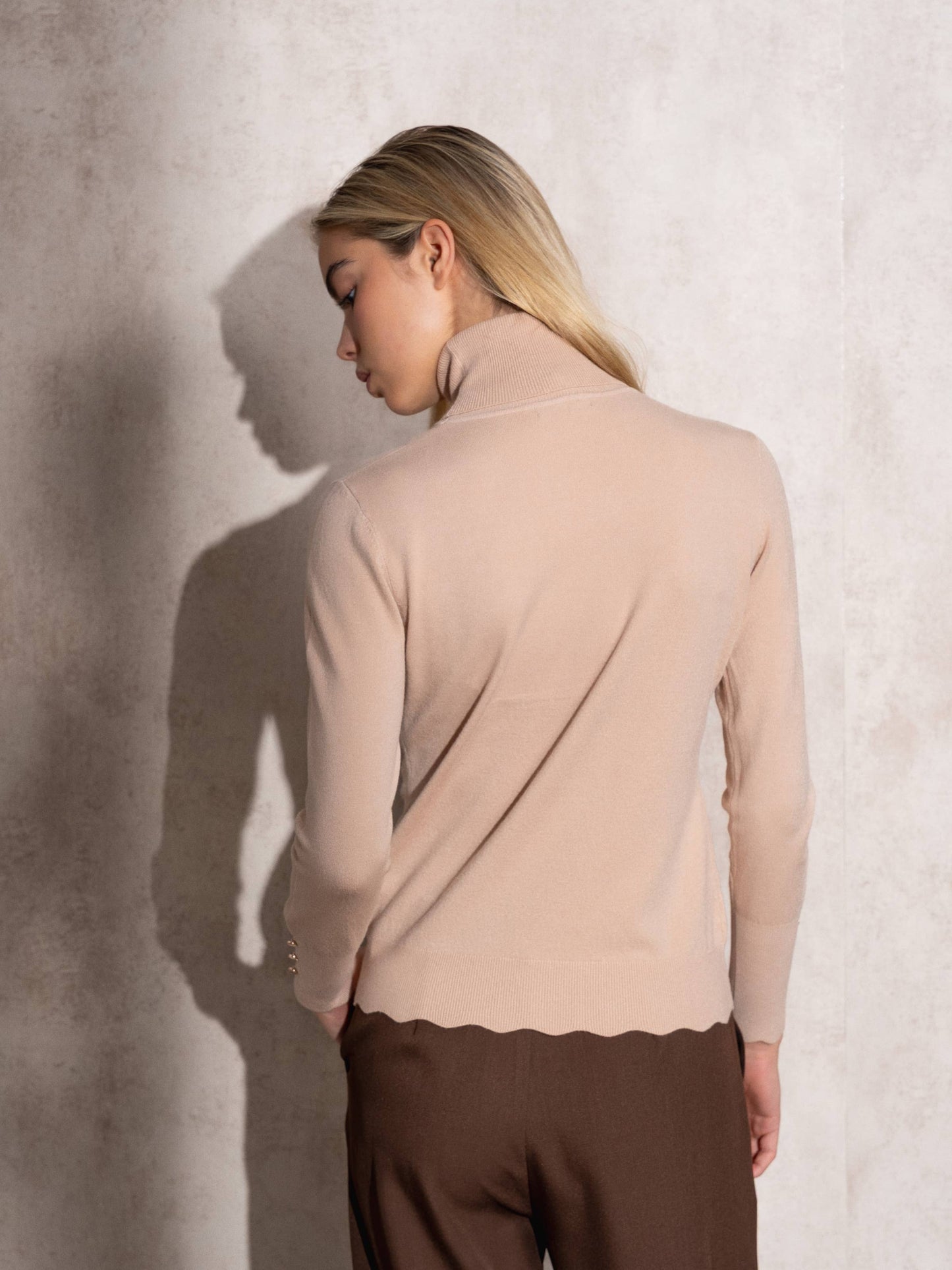 Maglia dolcevita a coste con bottoni dorati