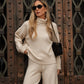 Maglione beige in maglia morbida con dolcevita