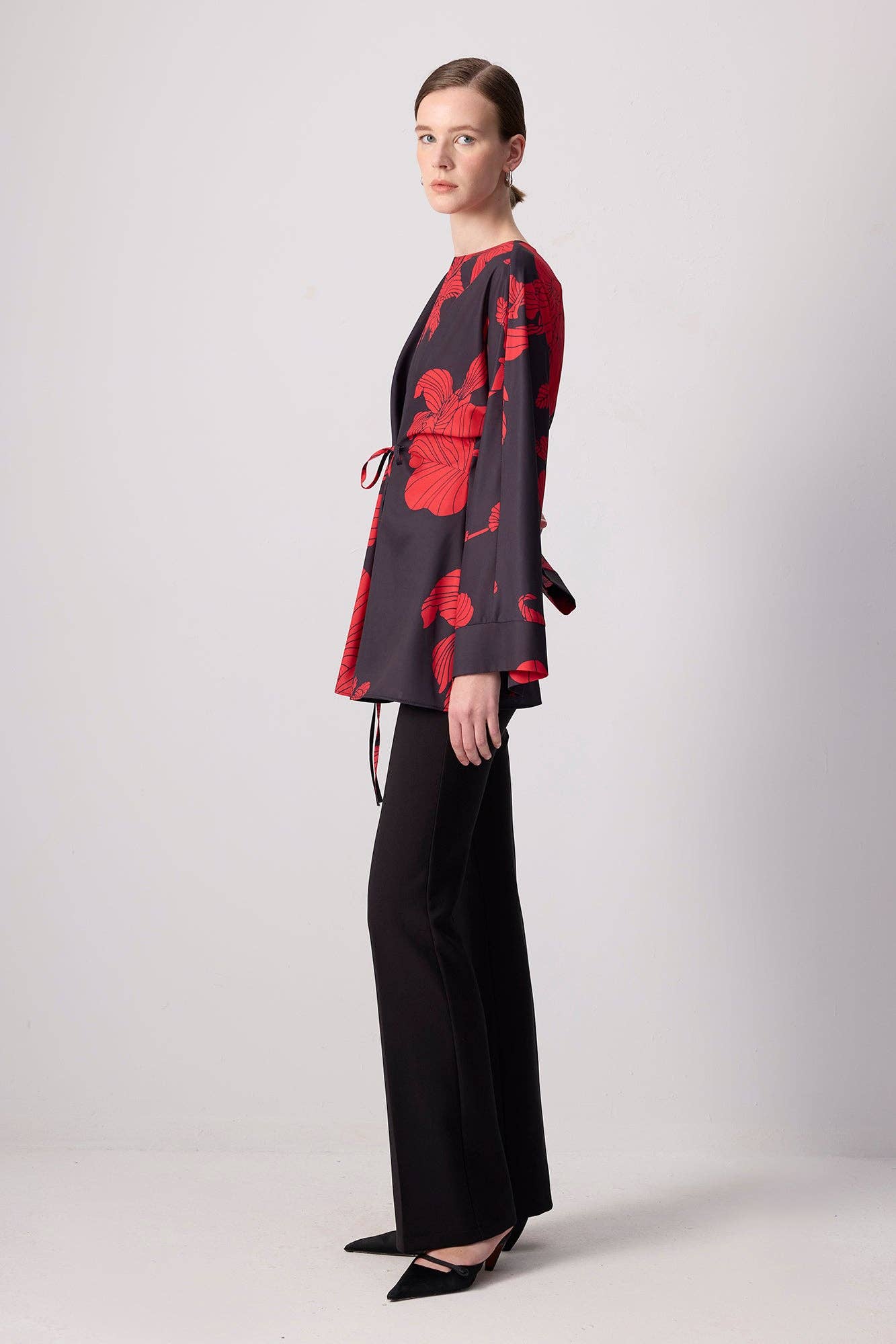Tunica floreale rossa con maniche kimono e cintura
