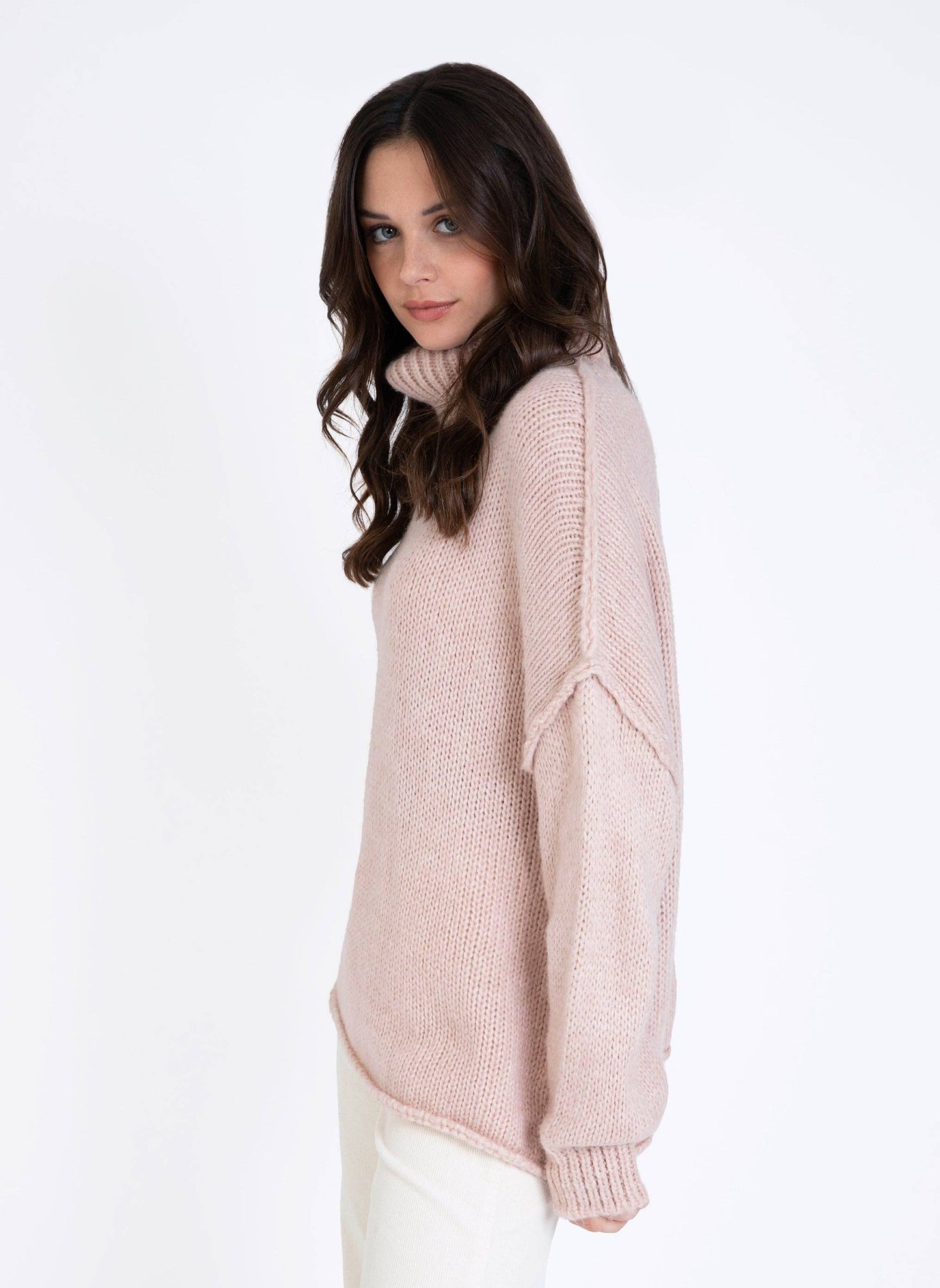 Maglione dolcevita oversize color polvere Lejoko