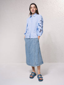 Blusa azzurra con maniche ricamate