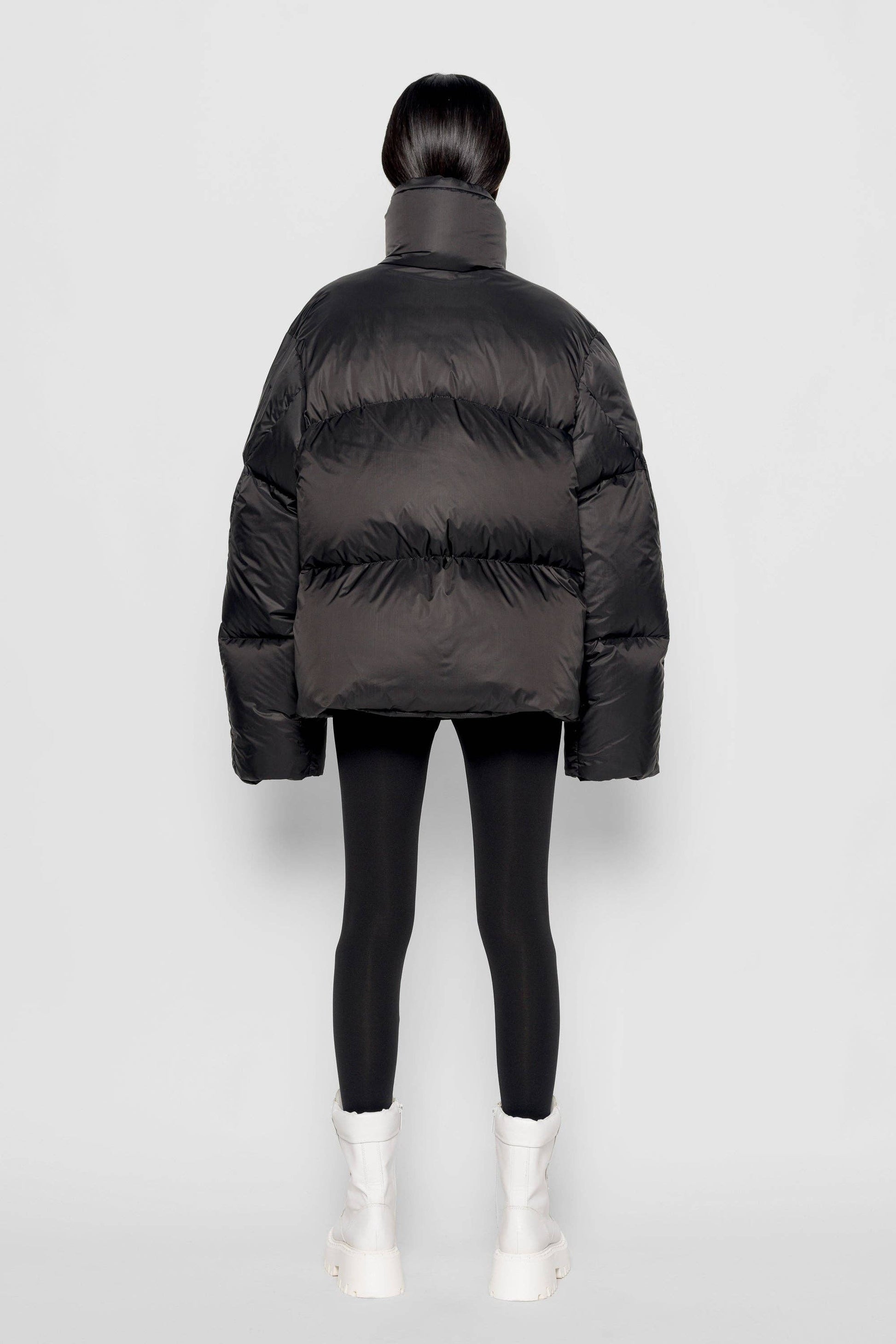 Piumino Oversize Nero con Collo Alto