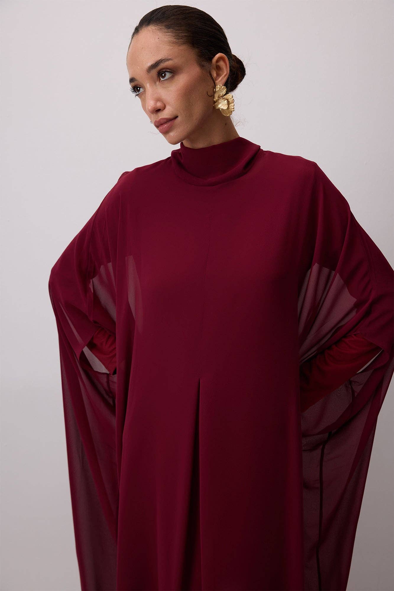Abito in chiffon bordeaux con maniche a pipistrello