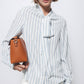 Camicia a righe con fiocco al collo