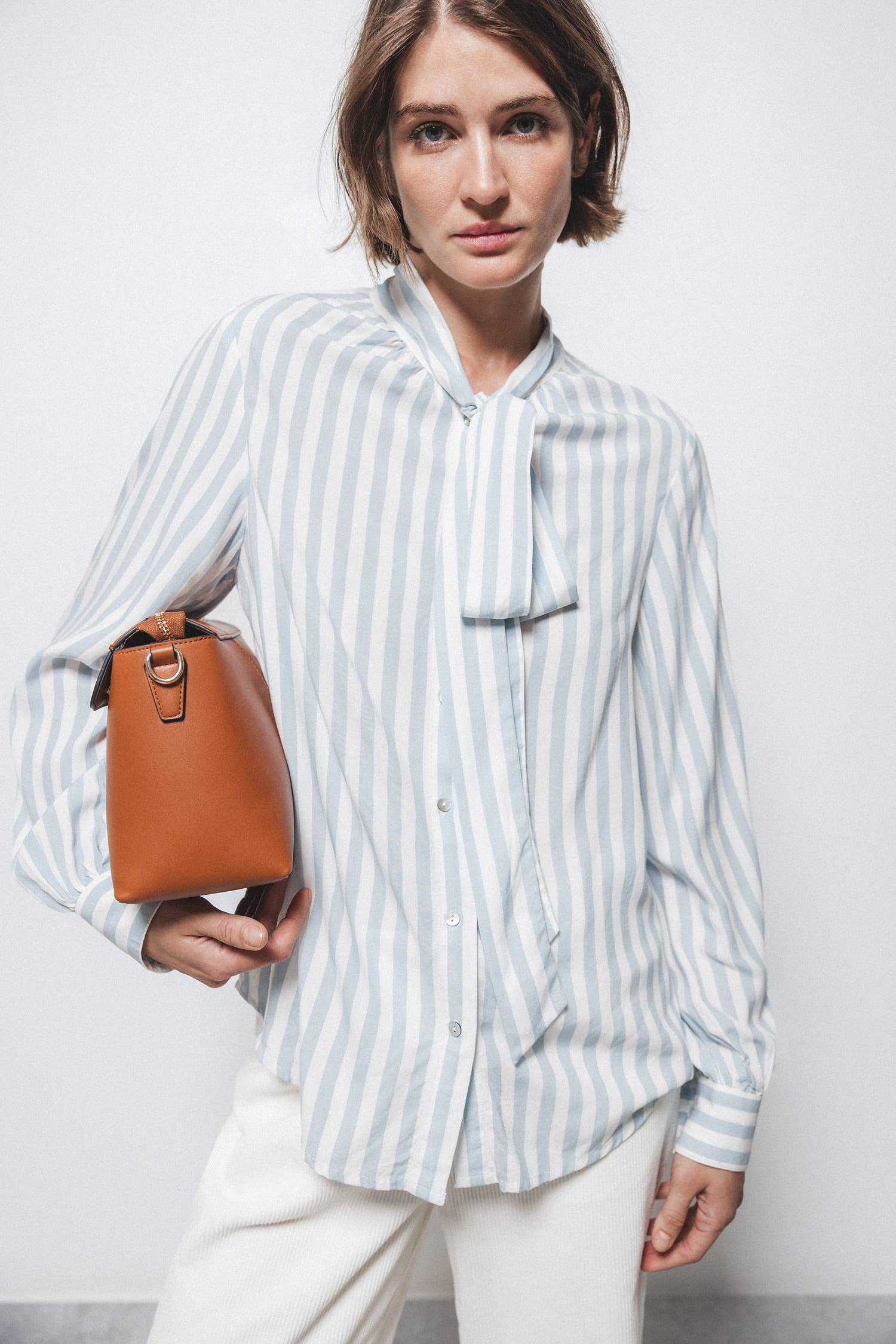 Camicia a righe con fiocco al collo