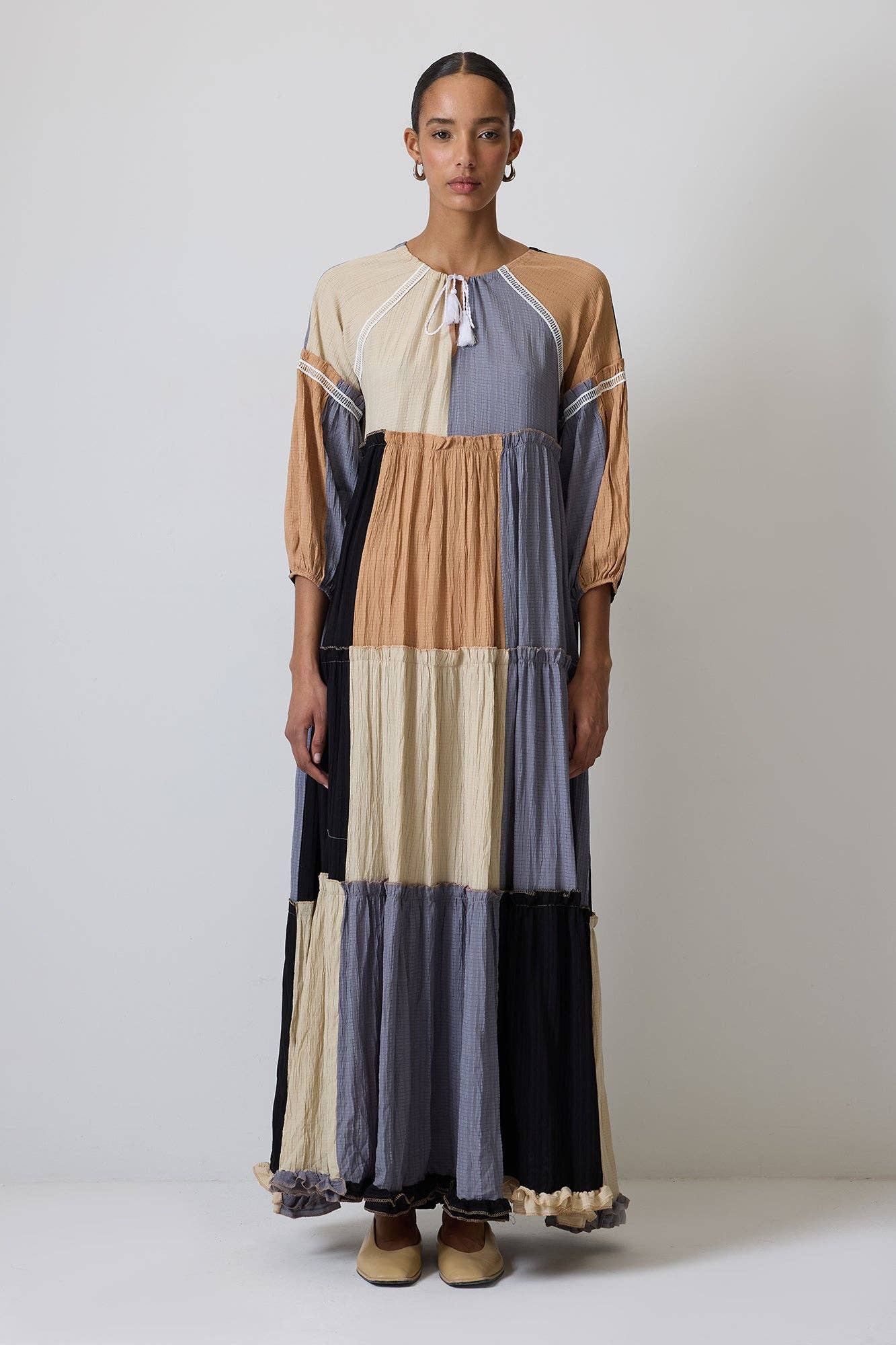 Abito lungo boho patchwork con laccio al collo e nappine