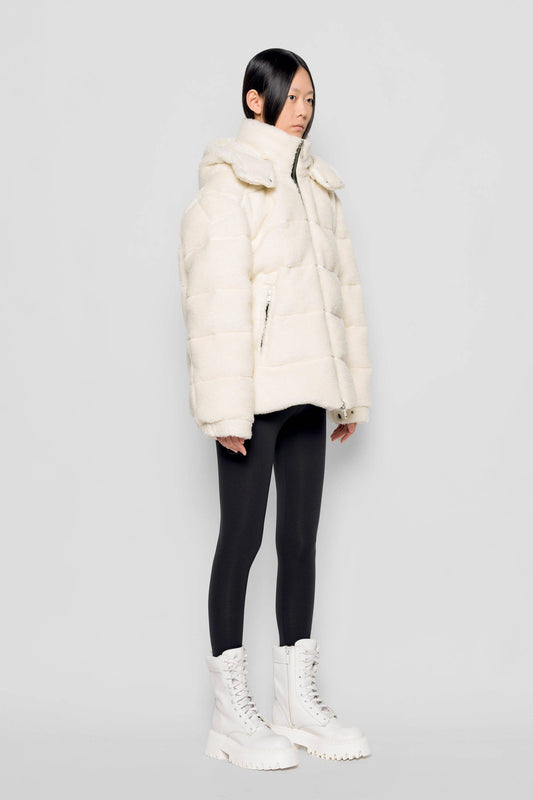 Piumino in eco shearling con cappuccio removibile