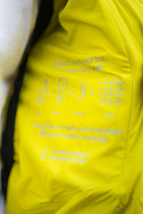 Piumino giallo in poliestere riciclato con cappuccio