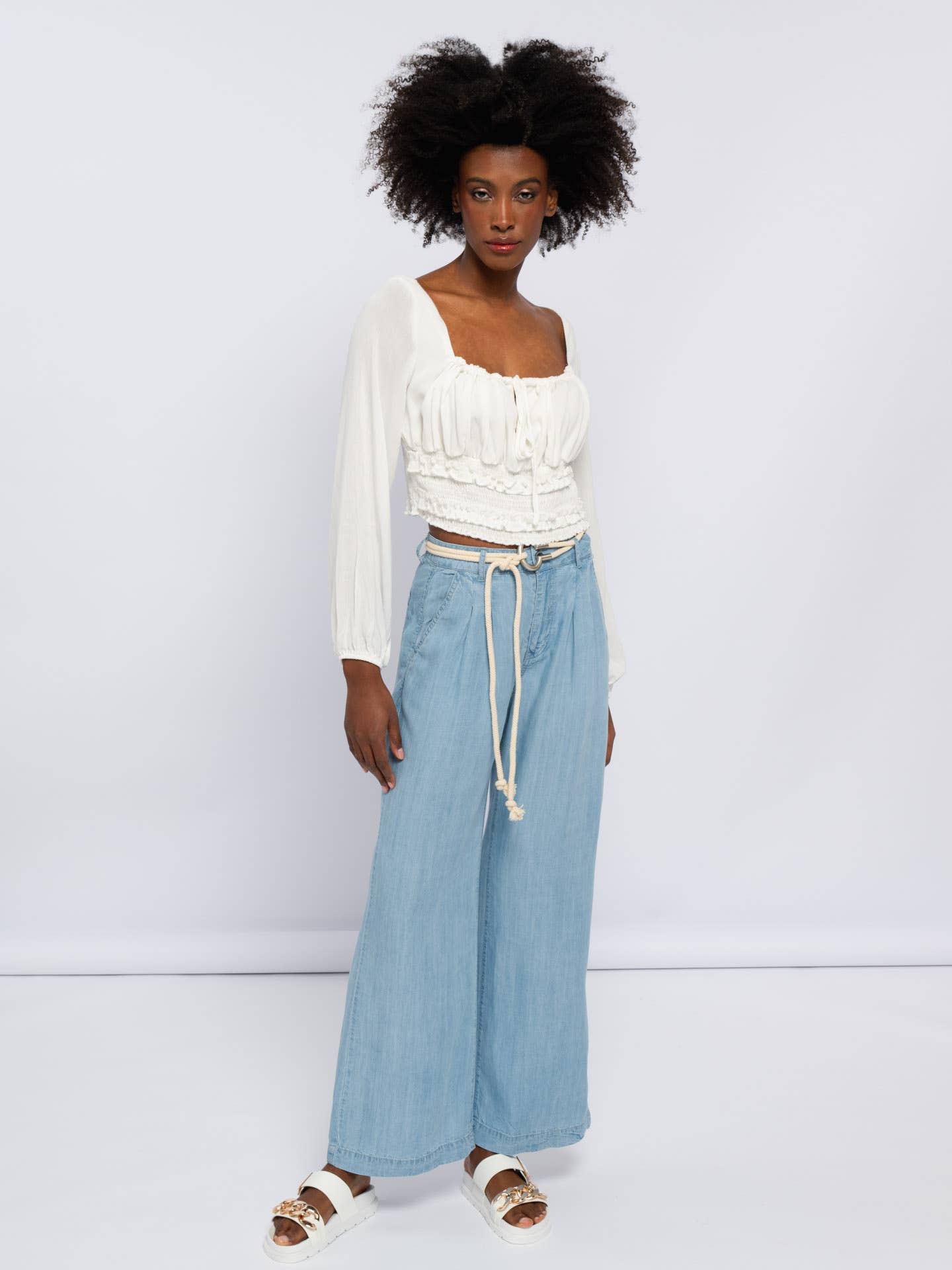 Blusa corta in rayon con maniche a sbuffo