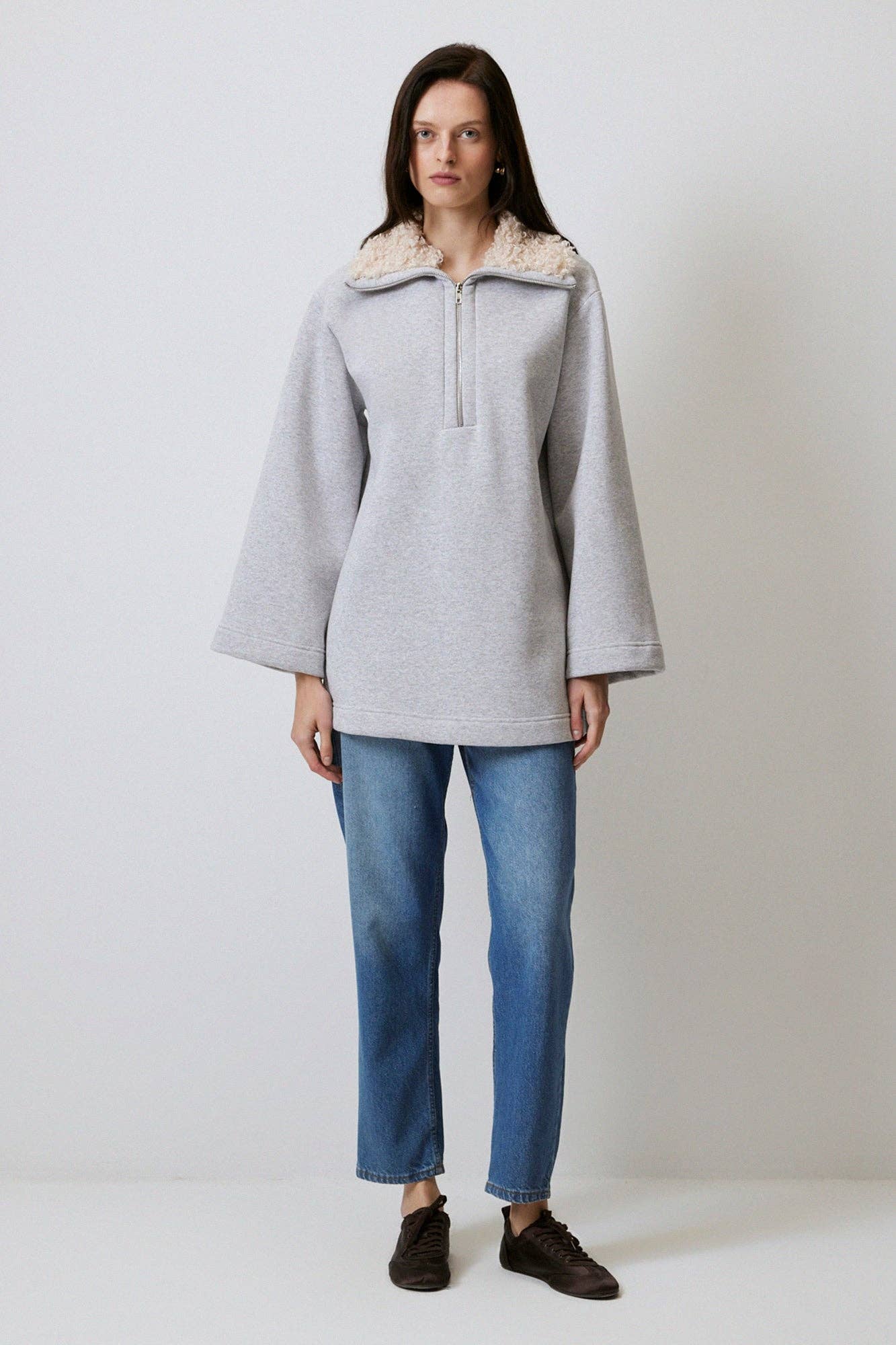 Felpa oversize con collo in ecopelliccia e mezza zip in cotone