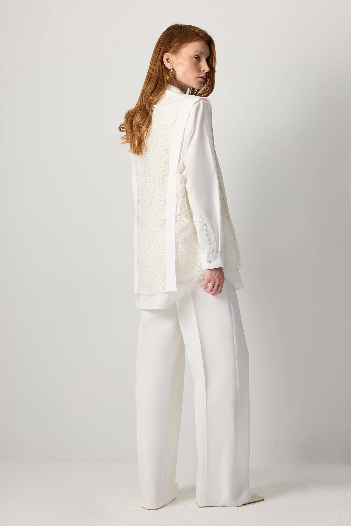 Maglia stratificata in pizzo con scollo a V