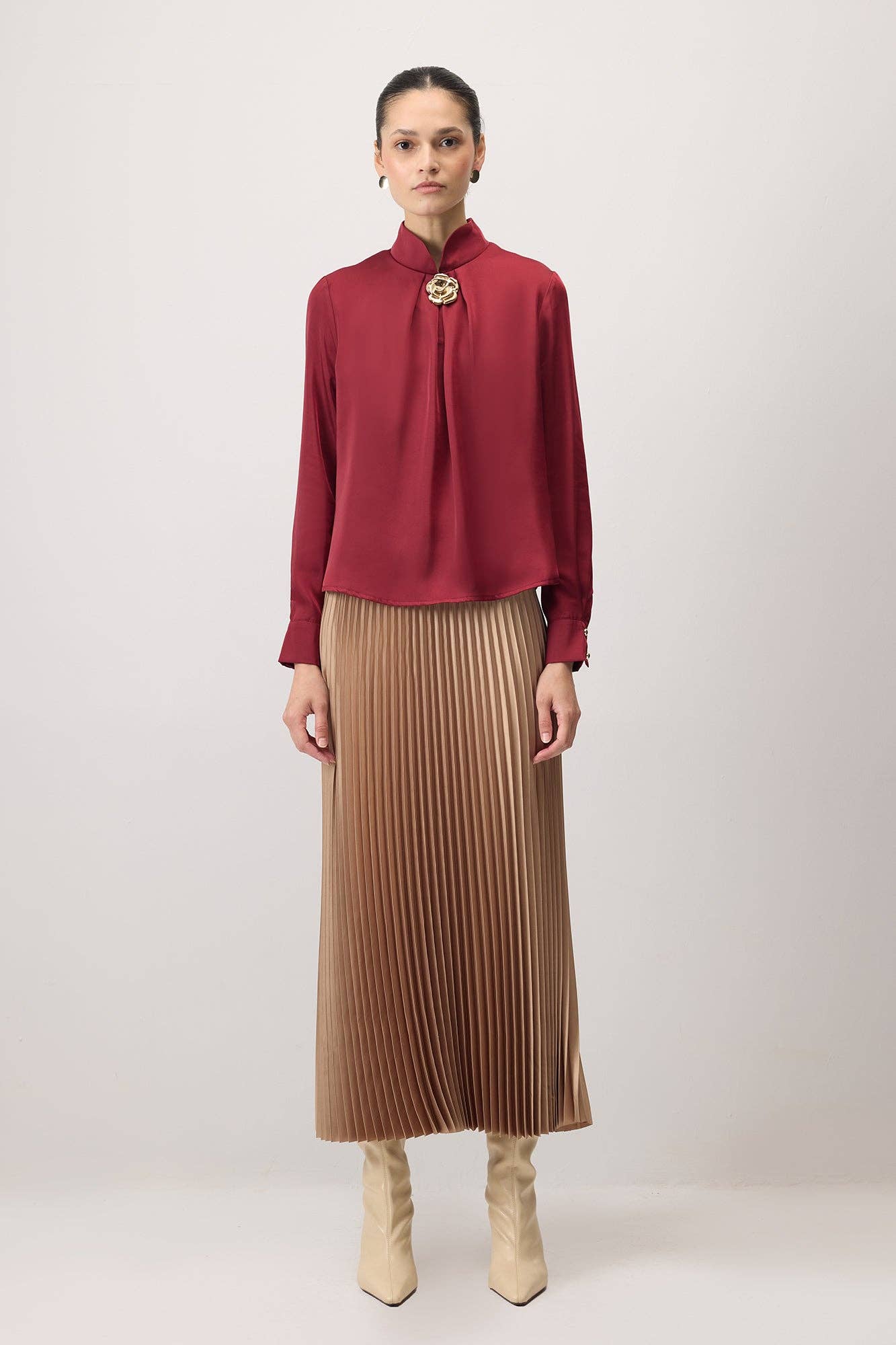 Camicetta bordeaux con spilla rosa