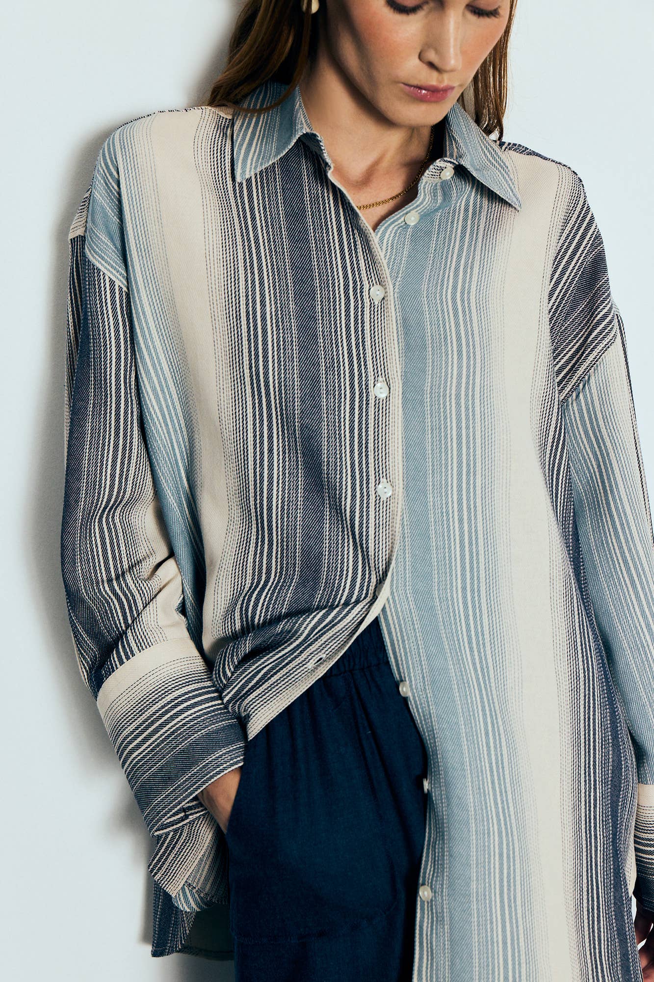 Camicia in cotone a righe testurizzate dalla vestibilità comoda in tonalità blu freddo