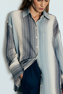 Camicia in cotone a righe testurizzate dalla vestibilità comoda in tonalità blu freddo