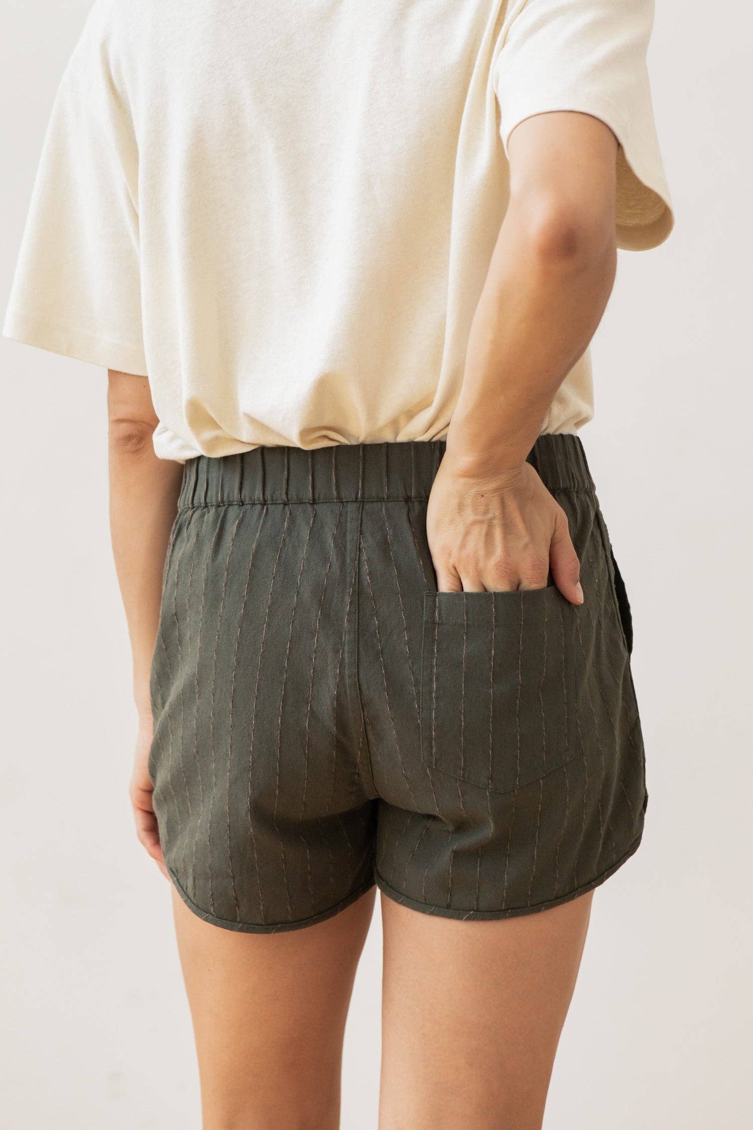 Shorts track Luca a righe oliva in lino e cotone
