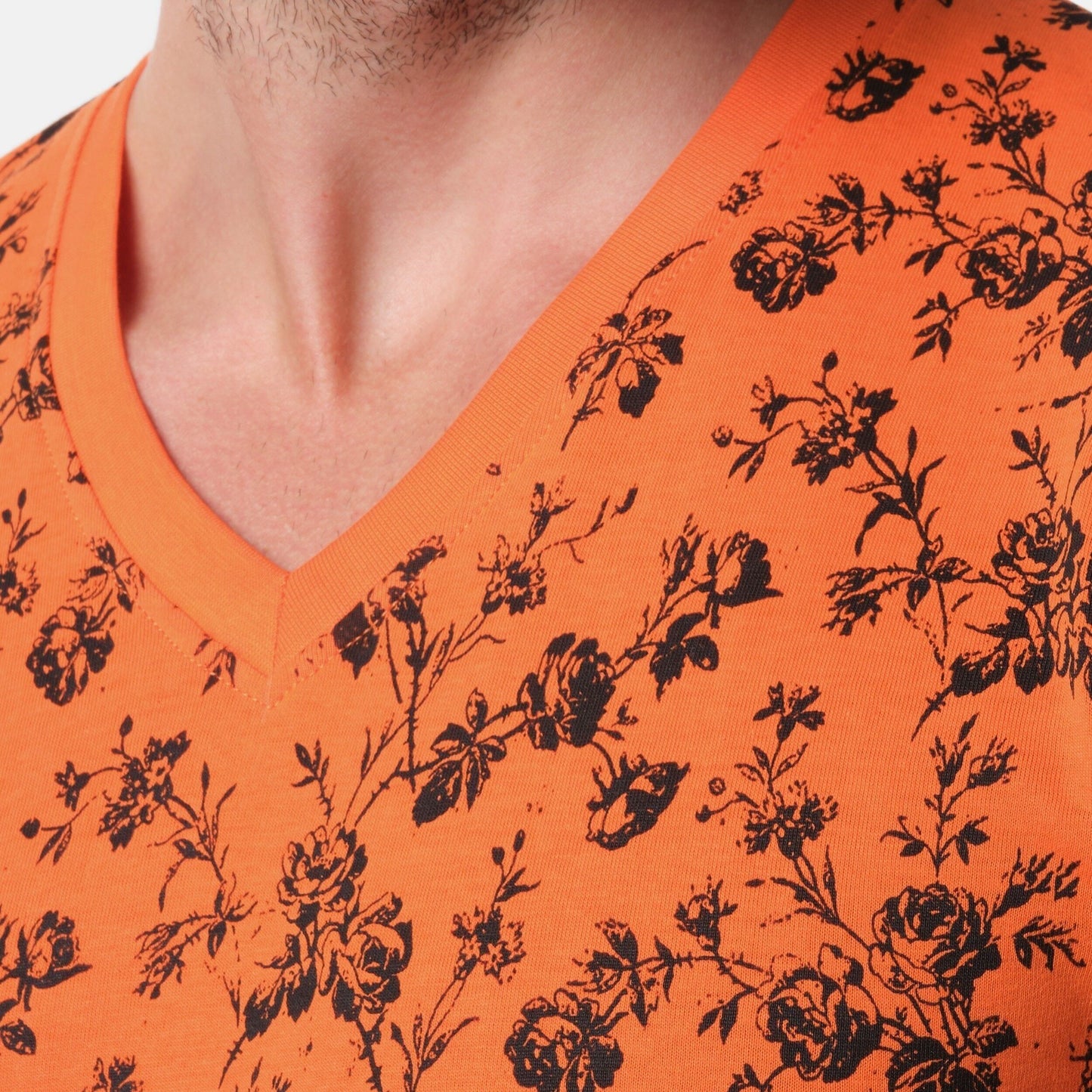T-shirt uomo arancione floreale con scollo a V