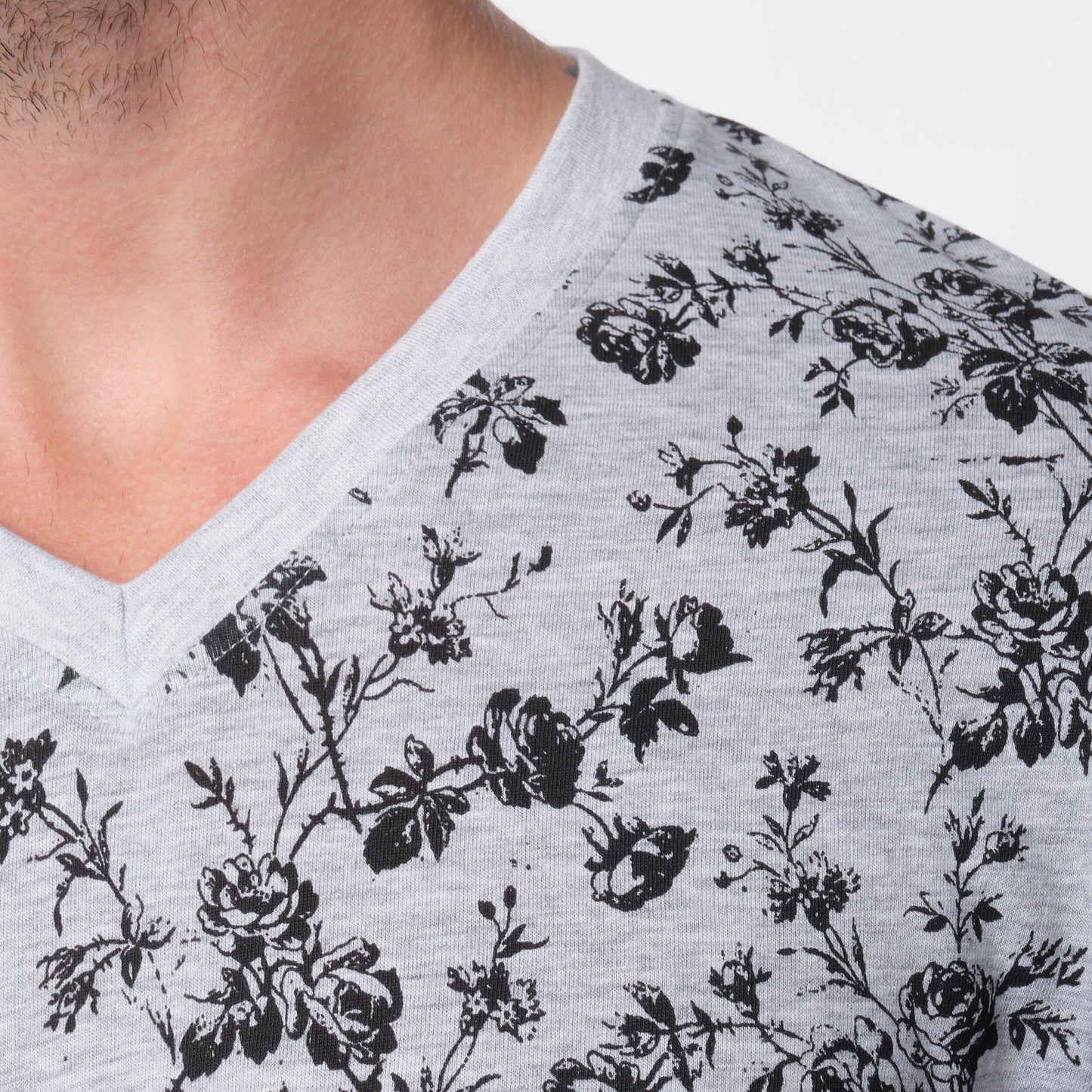 T-shirt uomo grigia con stampa floreale e scollo a V