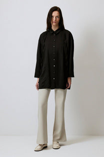 Camicia nera oversize con cinturini e bottoni in metallo