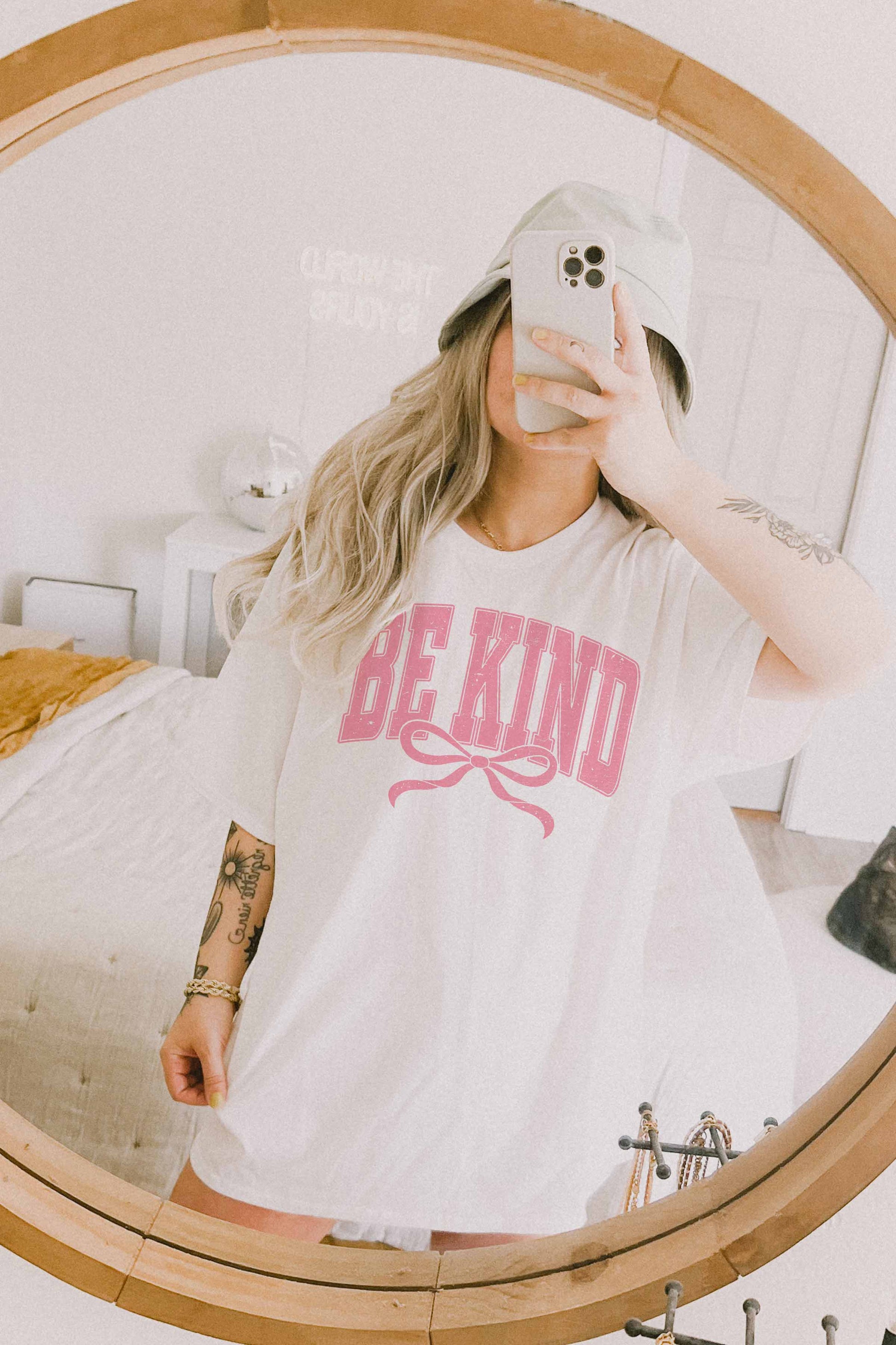 T-shirt oversize grafica “Be Kind” con fiocco