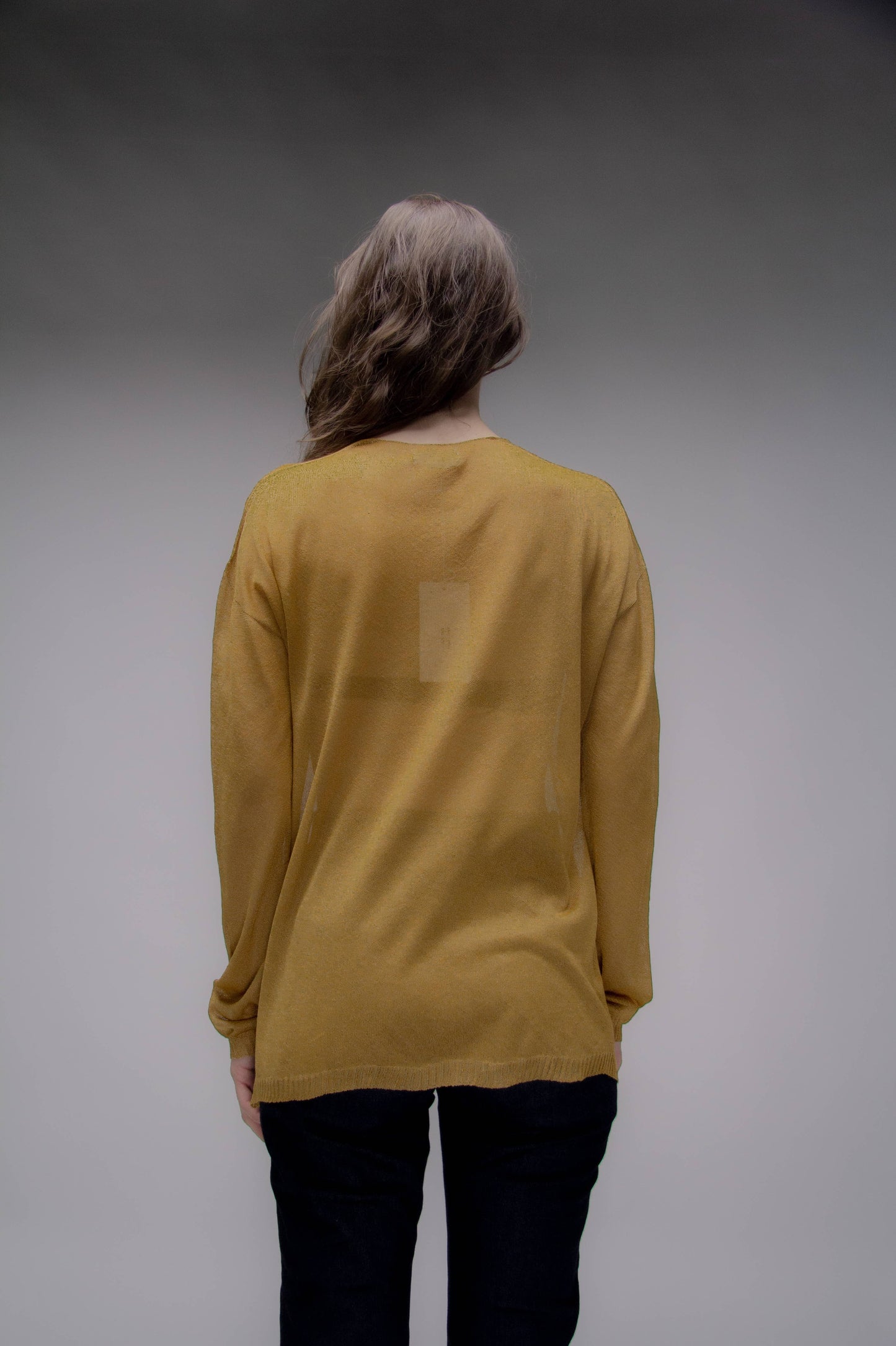Maglione corto in maglia 3D con scollo a V asimmetrico e spacchi laterali