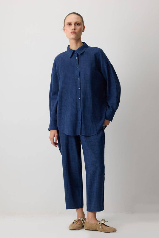 Completo due pezzi blu navy con camicia e pantaloni