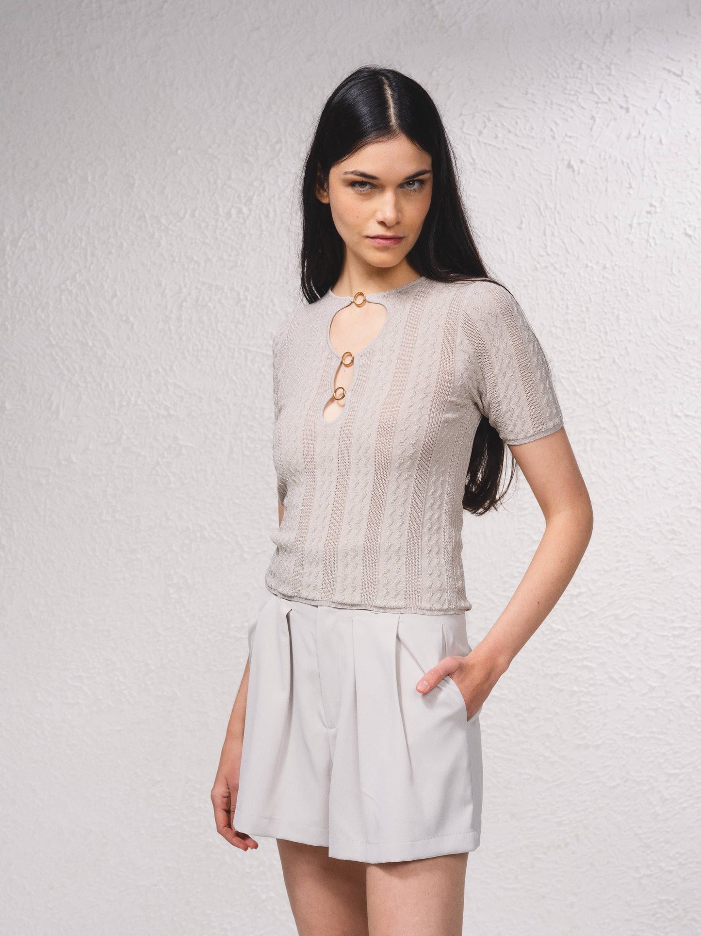 Top in maglia lurex con cut-out frontale