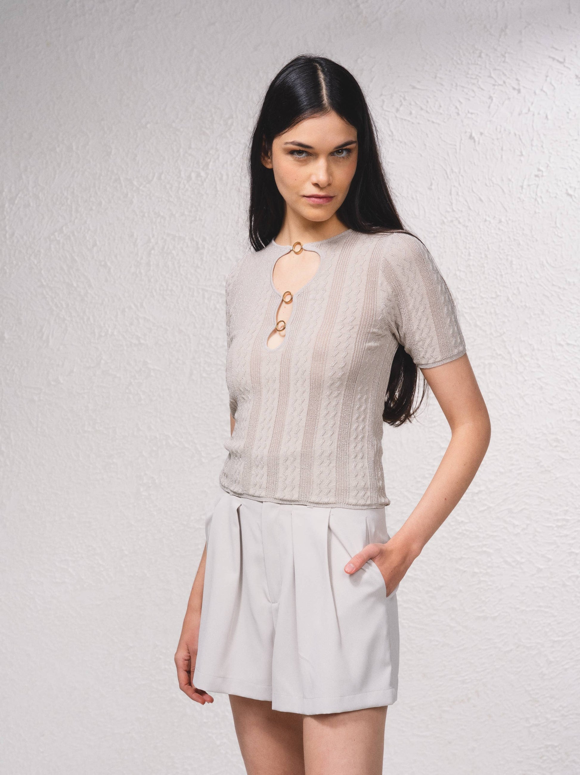 Top in maglia lurex con cut-out frontale