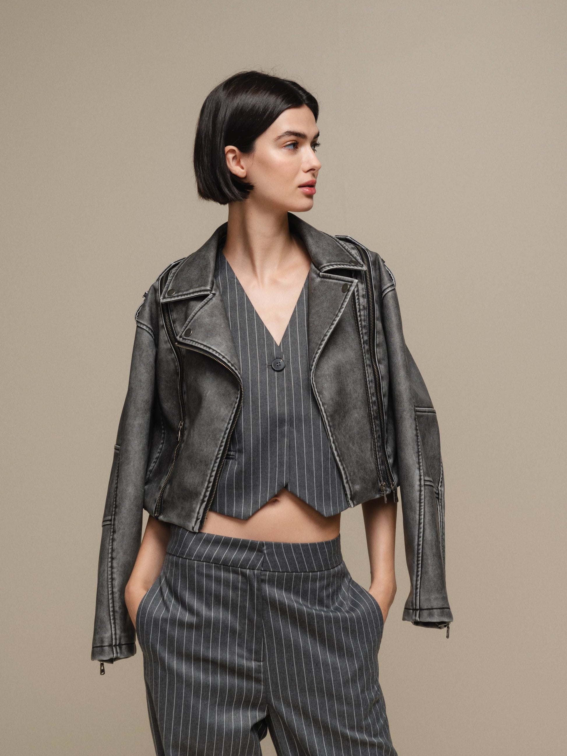 Giacca biker cropped in ecopelle grigia da donna