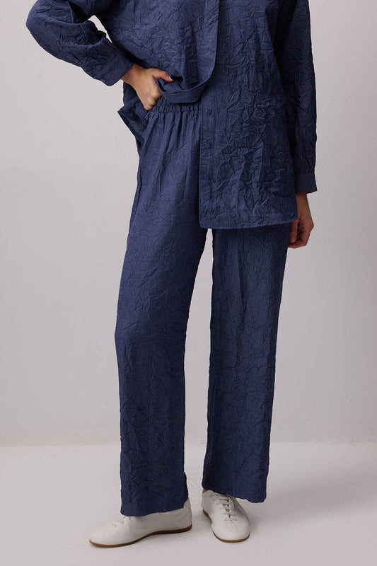 Completo camicia e pantaloni blu navy effetto stropicciato