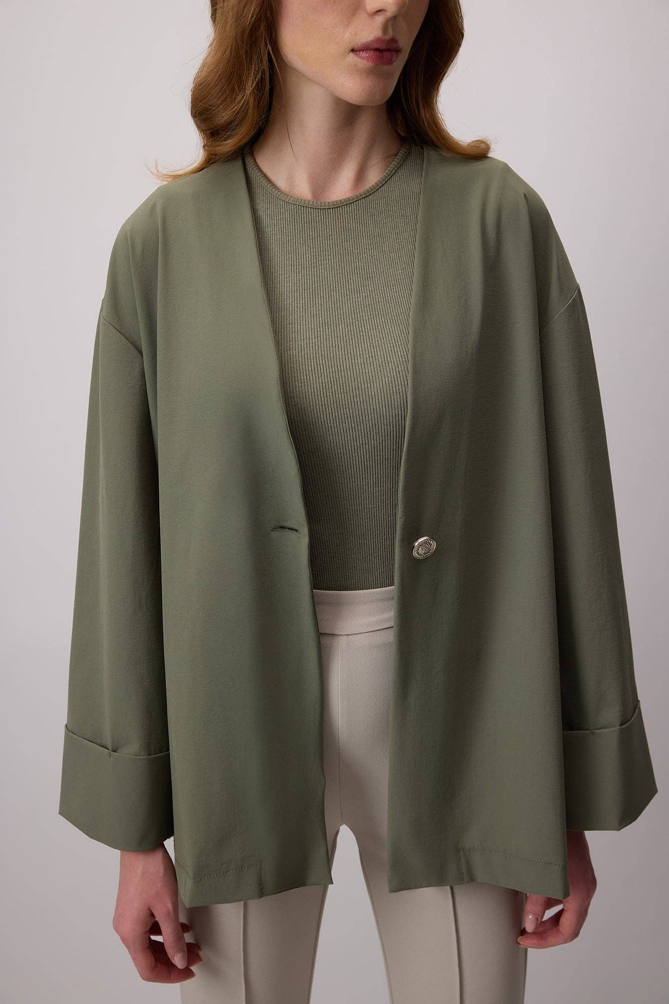 Giacca in gabardine verde oliva a un bottone
