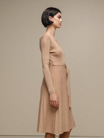 Abito midi in maglia lurex con gonna plissé e cintura
