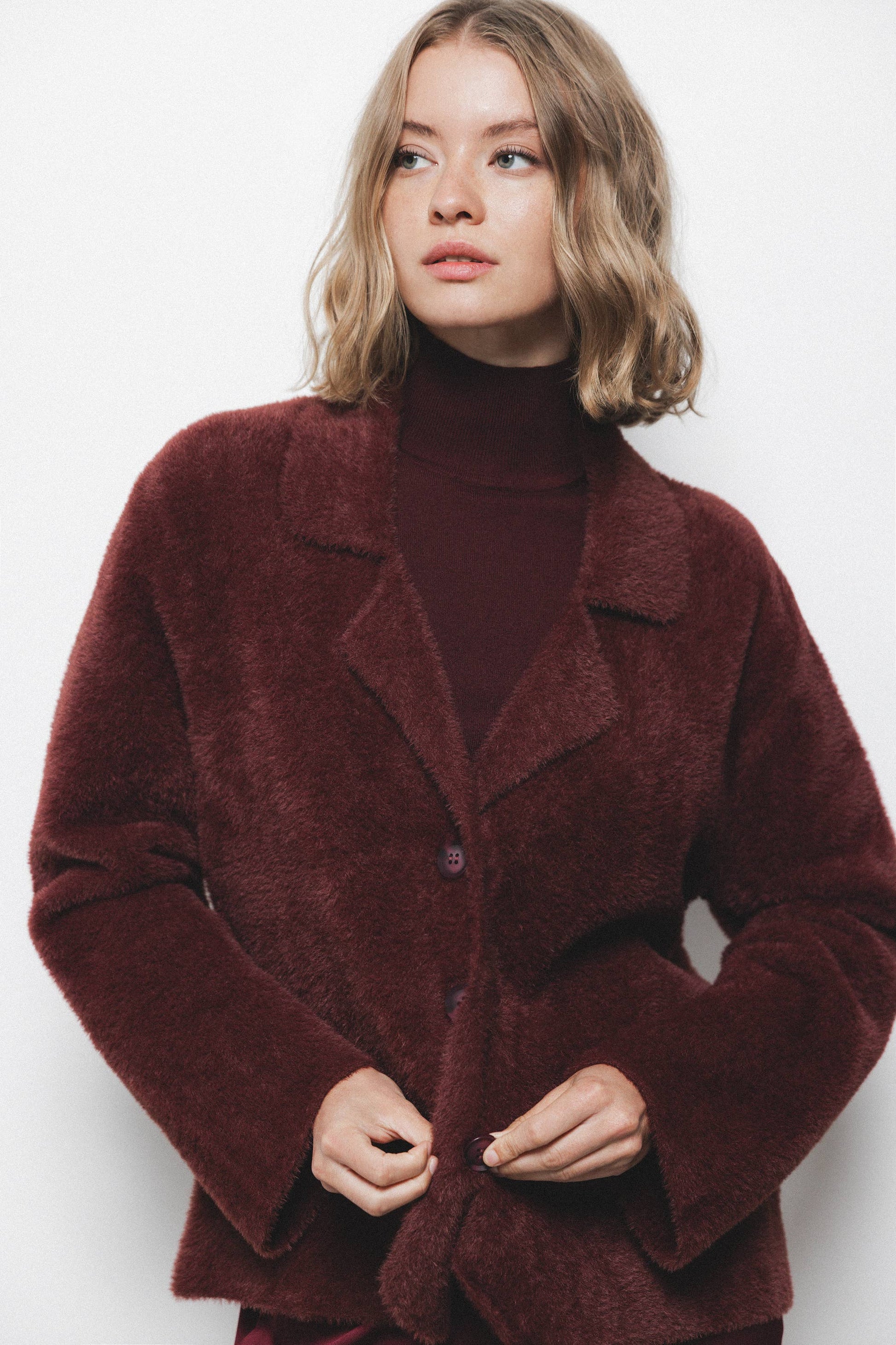Cappotto corto in pelliccia sintetica bordeaux