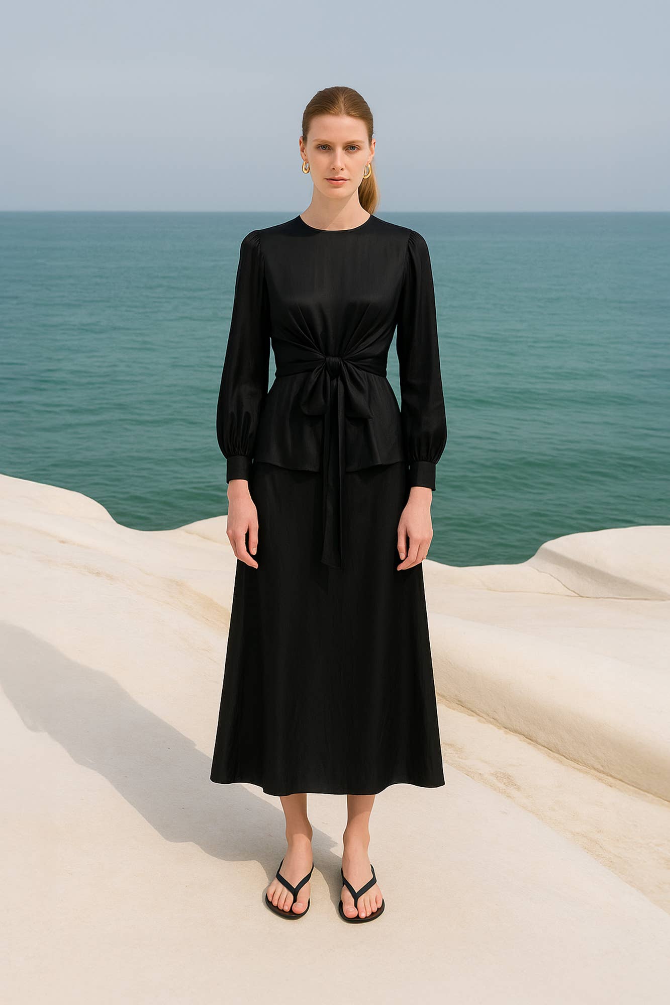 Completo raso nero con blusa peplo e nodo frontale